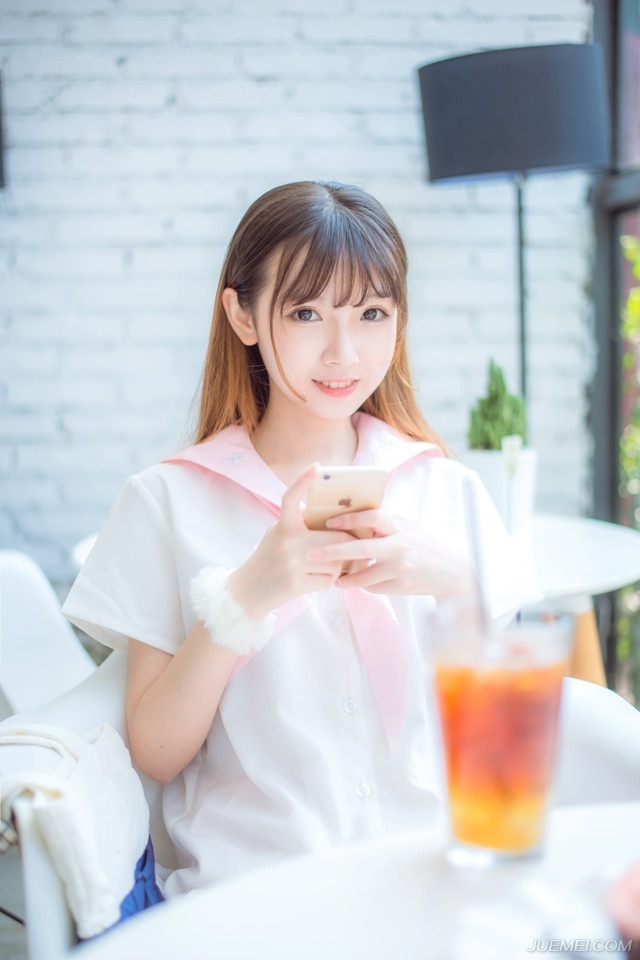有一天友谊和爱情碰见。爱情问友谊：世上有我了，为什么还要有你的存在？友谊笑着说：爱情会让人们流泪，而友谊的存在就是帮人们擦干眼泪。朋友就是：偶尔会为你忧虑给你关心替你懆心想你开心逗你开心请你放心。